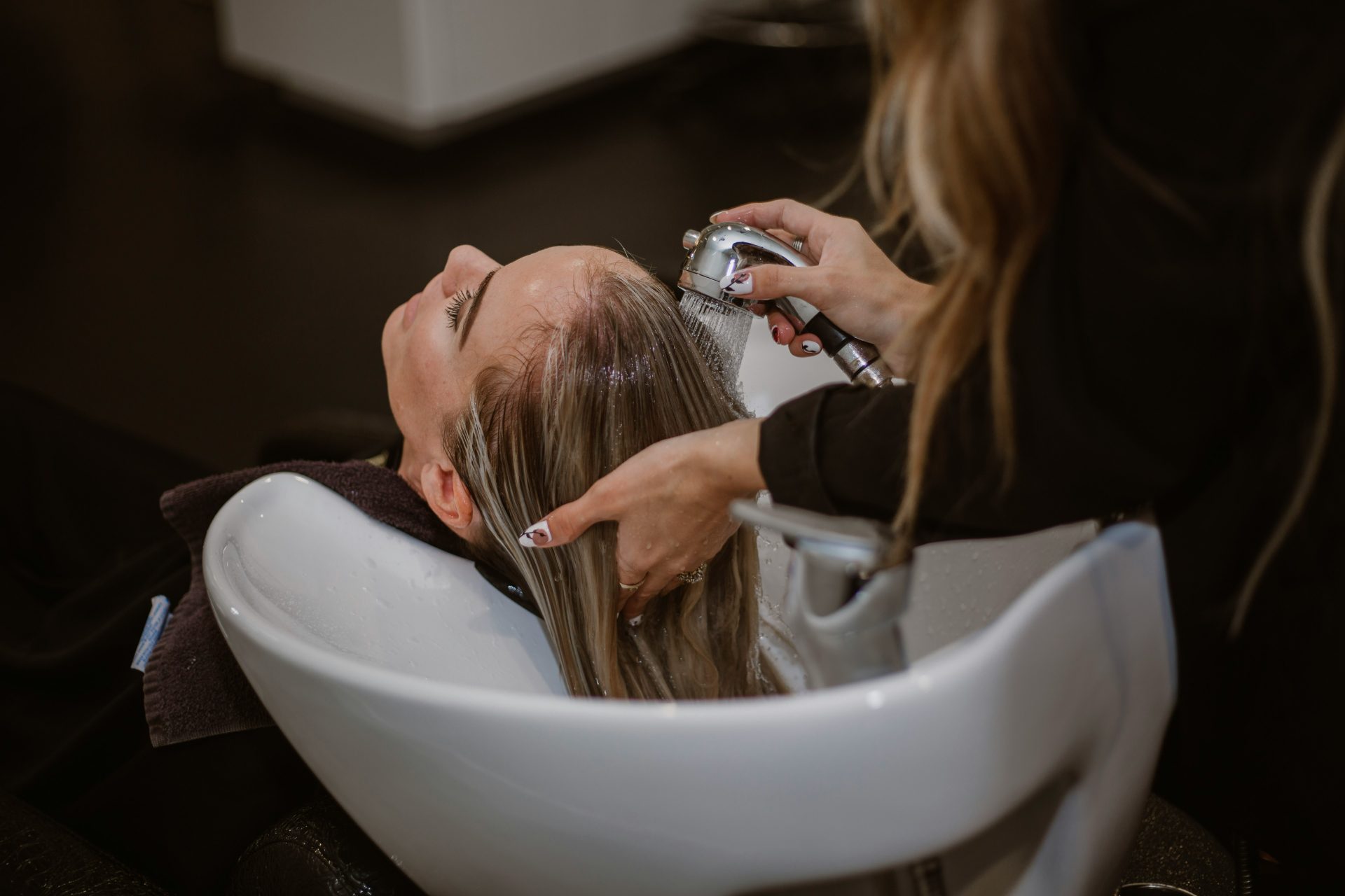 Lavado de cabello en salón